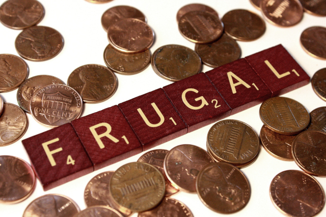 Living Frugally: 10 Effective Strategies to Cut Expenses and Boost Savings